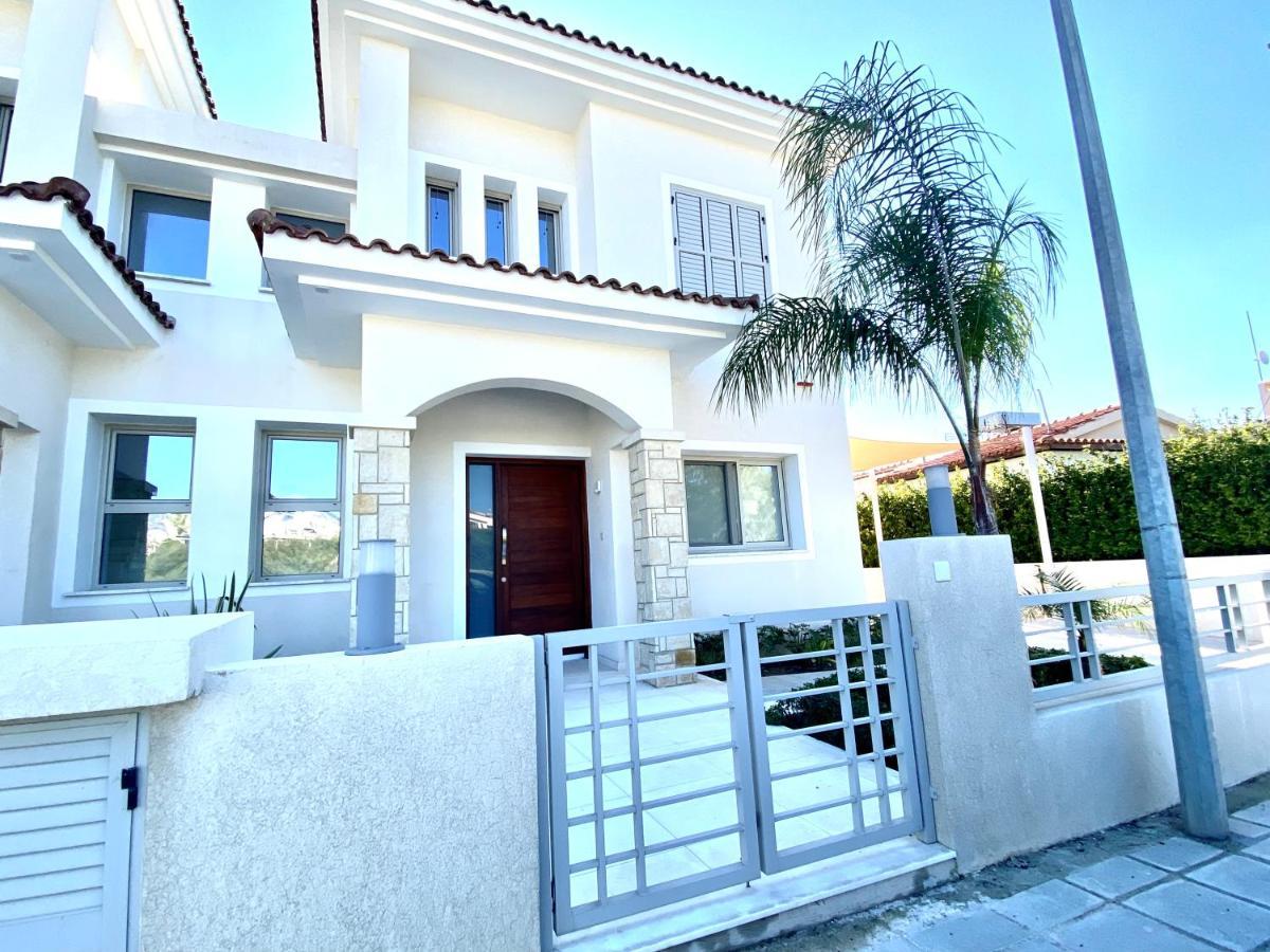 Coral Bay Beach Villa Paphos Exterior photo